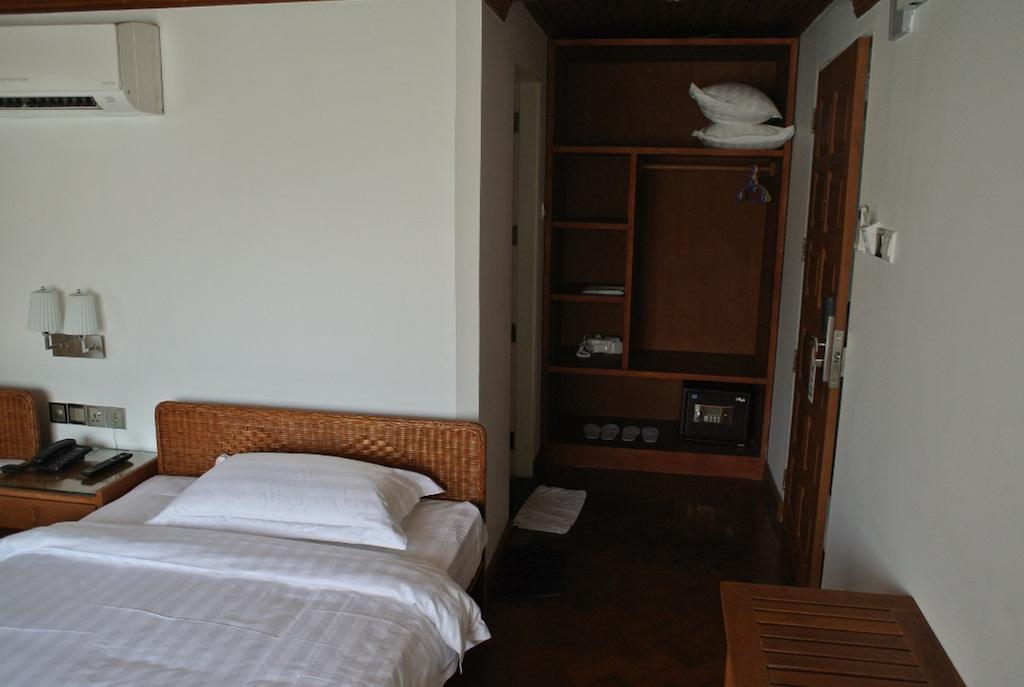 Hotel Wardan Yangon Luaran gambar